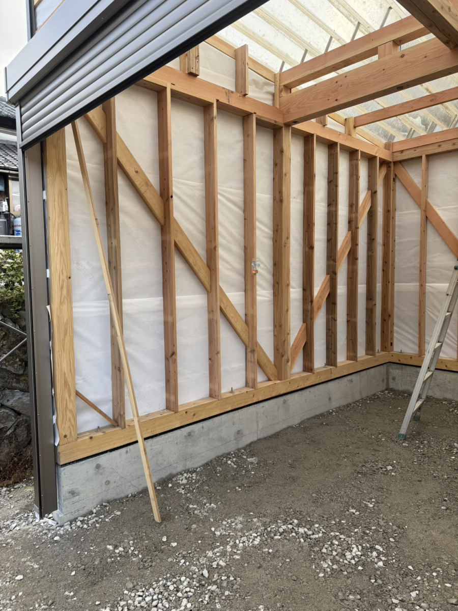 イワイの農機具小屋にLIXILガレージシャッターを取付け！軽くて強度のあるシャッターで快適な収納空間にの施工後の写真2