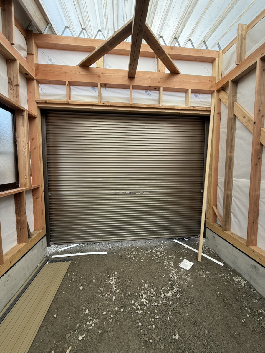 イワイの農機具小屋にLIXILガレージシャッターを取付け！軽くて強度のあるシャッターで快適な収納空間にの施工後の写真3
