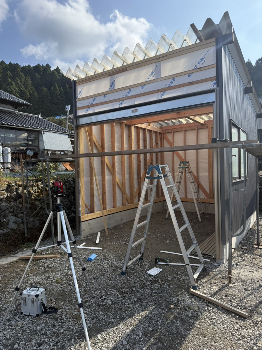 イワイの農機具小屋にLIXILガレージシャッターを取付け！軽くて強度のあるシャッターで快適な収納空間にの施工前の写真1