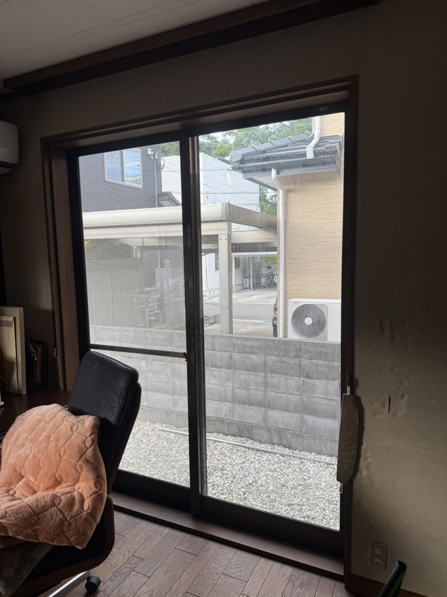 イワイの書斎から寝室へ。断熱と防音を叶える内窓リフォーム｜敦賀市でインプラス施工の施工前の写真1