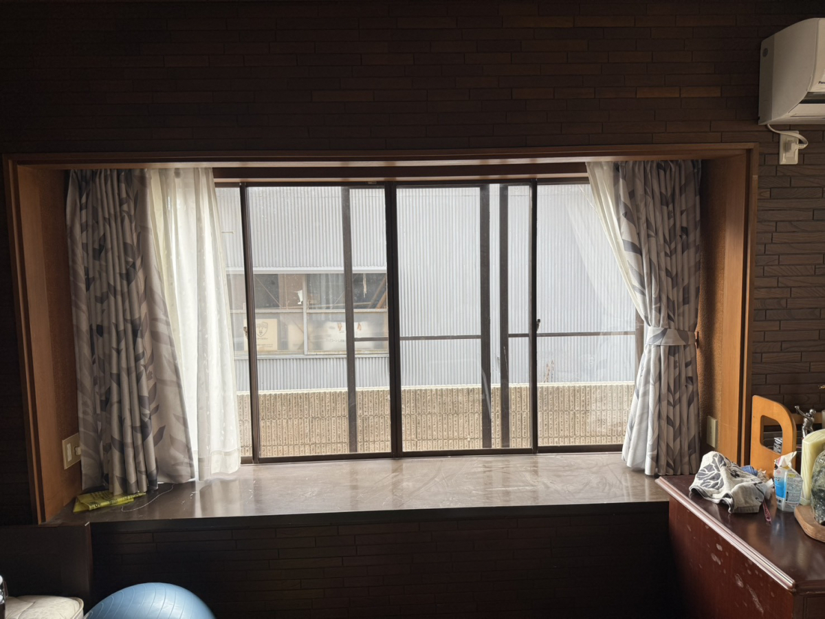 イワイの書斎から寝室へ。断熱と防音を叶える内窓リフォーム｜敦賀市でインプラス施工の施工前の写真2