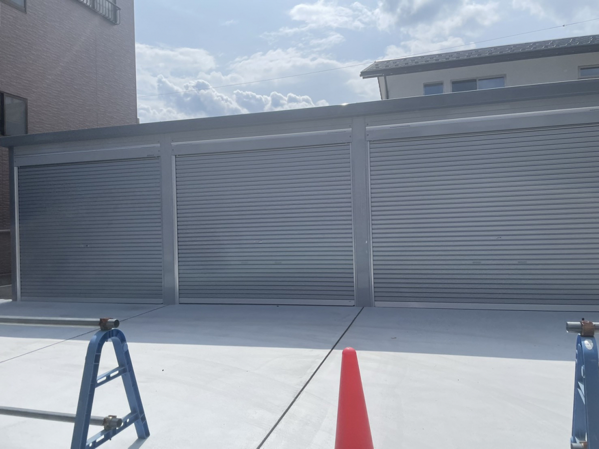 イワイの空き地を活用！３台用の貸しガレージを設置しました｜確認申請もイワイにお任せの施工後の写真1