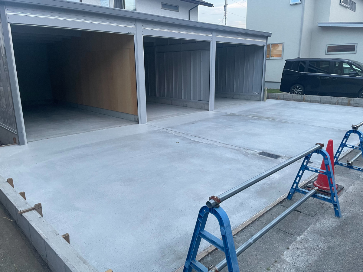 イワイの空き地を活用！３台用の貸しガレージを設置しました｜確認申請もイワイにお任せの施工後の写真2