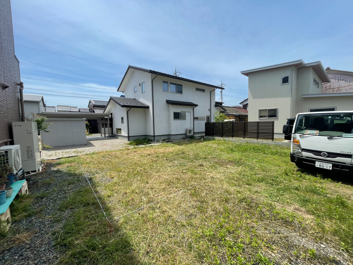 イワイの空き地を活用！３台用の貸しガレージを設置しました｜確認申請もイワイにお任せの施工前の写真1