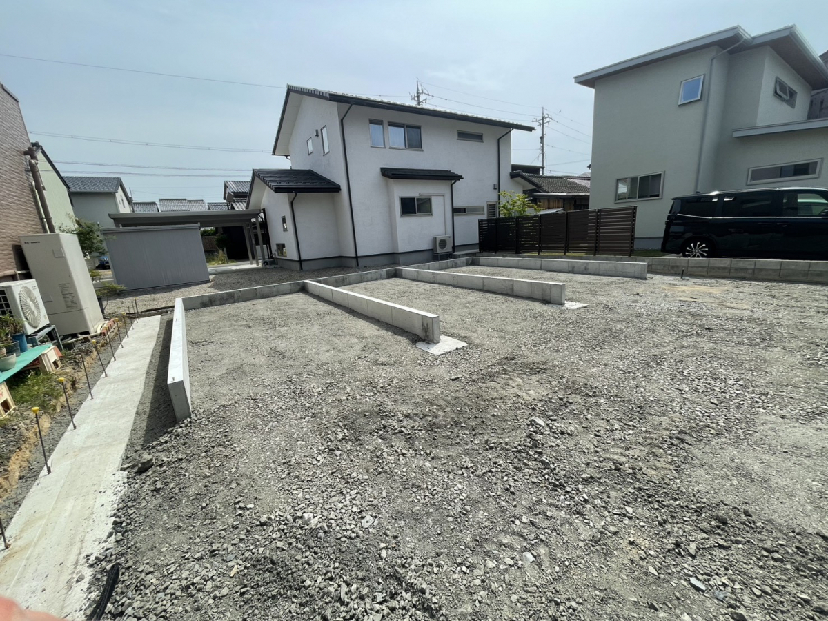 イワイの空き地を活用！３台用の貸しガレージを設置しました｜確認申請もイワイにお任せの施工前の写真2