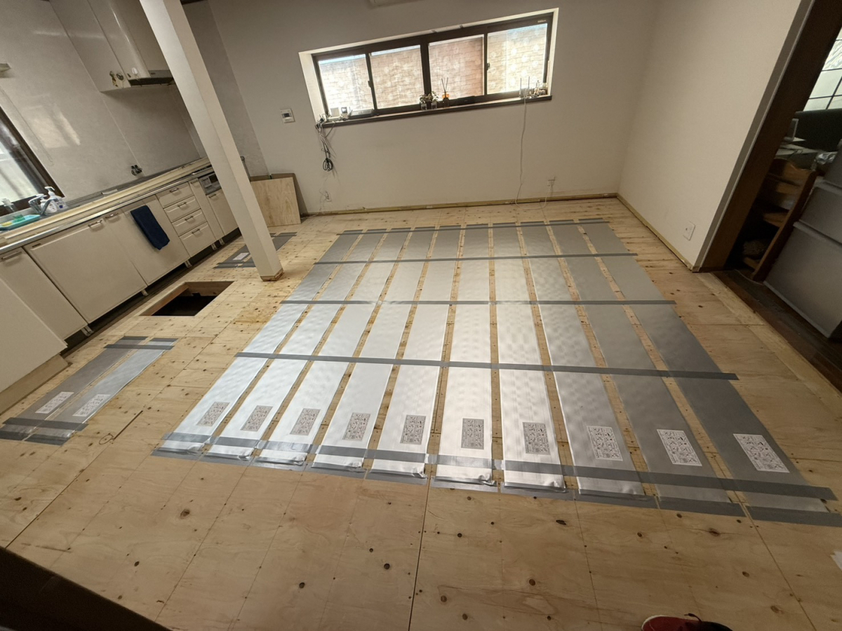 イワイの床暖システムも一新！電気式床暖対応のフローリングリフォーム｜敦賀市の施工後の写真1