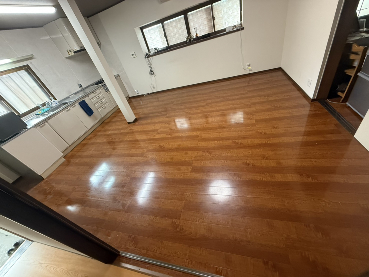 イワイの床暖システムも一新！電気式床暖対応のフローリングリフォーム｜敦賀市の施工前の写真1