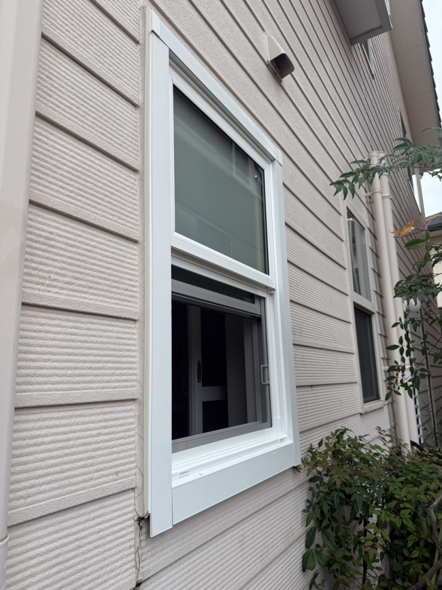 イワイの輸入住宅の窓を国内メーカーの樹脂窓へ半日リフォーム｜真空トリプルガラスで断熱性UP！【福井・敦賀】の施工後の写真1