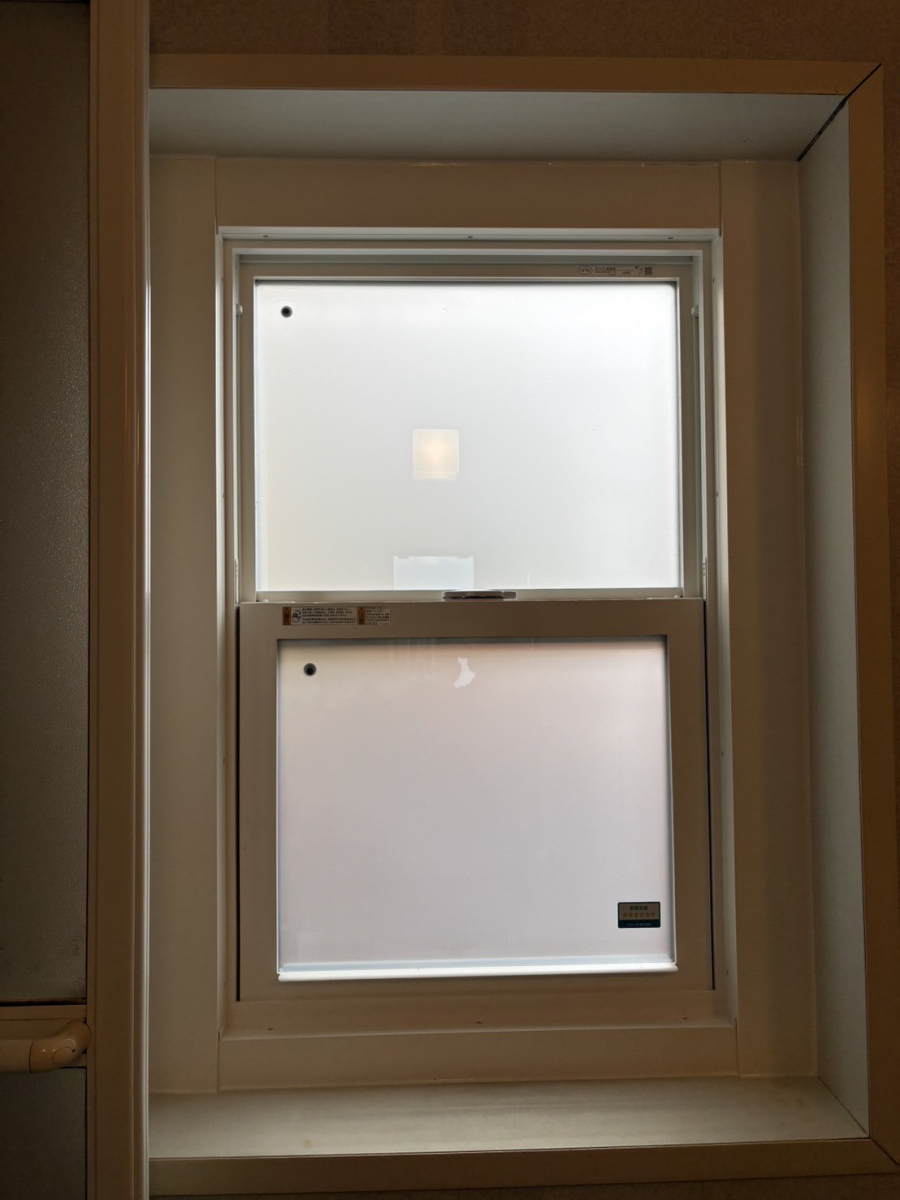 イワイの輸入住宅の窓を国内メーカーの樹脂窓へ半日リフォーム｜真空トリプルガラスで断熱性UP！【福井・敦賀】の施工後の写真2