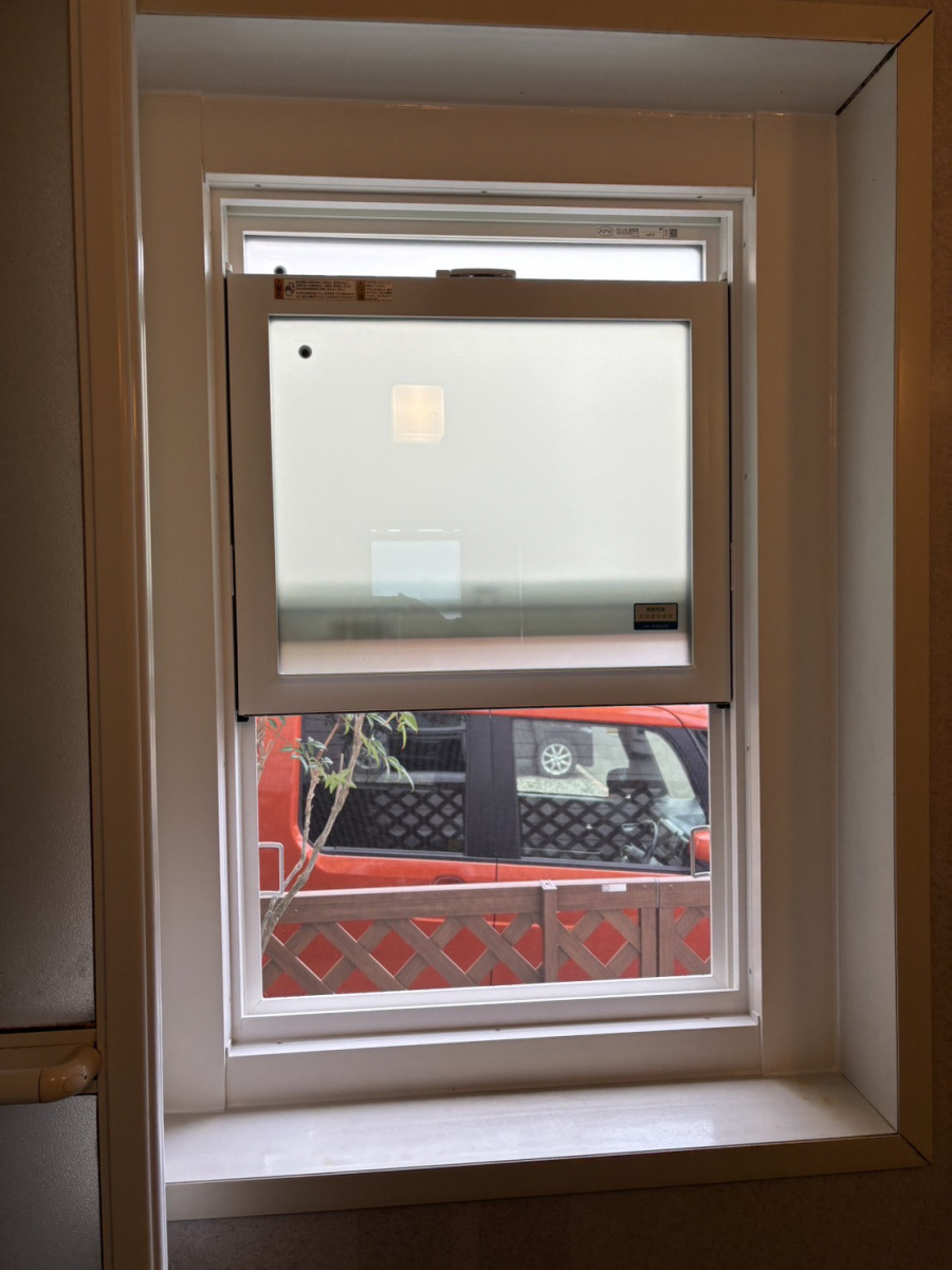 イワイの輸入住宅の窓を国内メーカーの樹脂窓へ半日リフォーム｜真空トリプルガラスで断熱性UP！【福井・敦賀】の施工後の写真3
