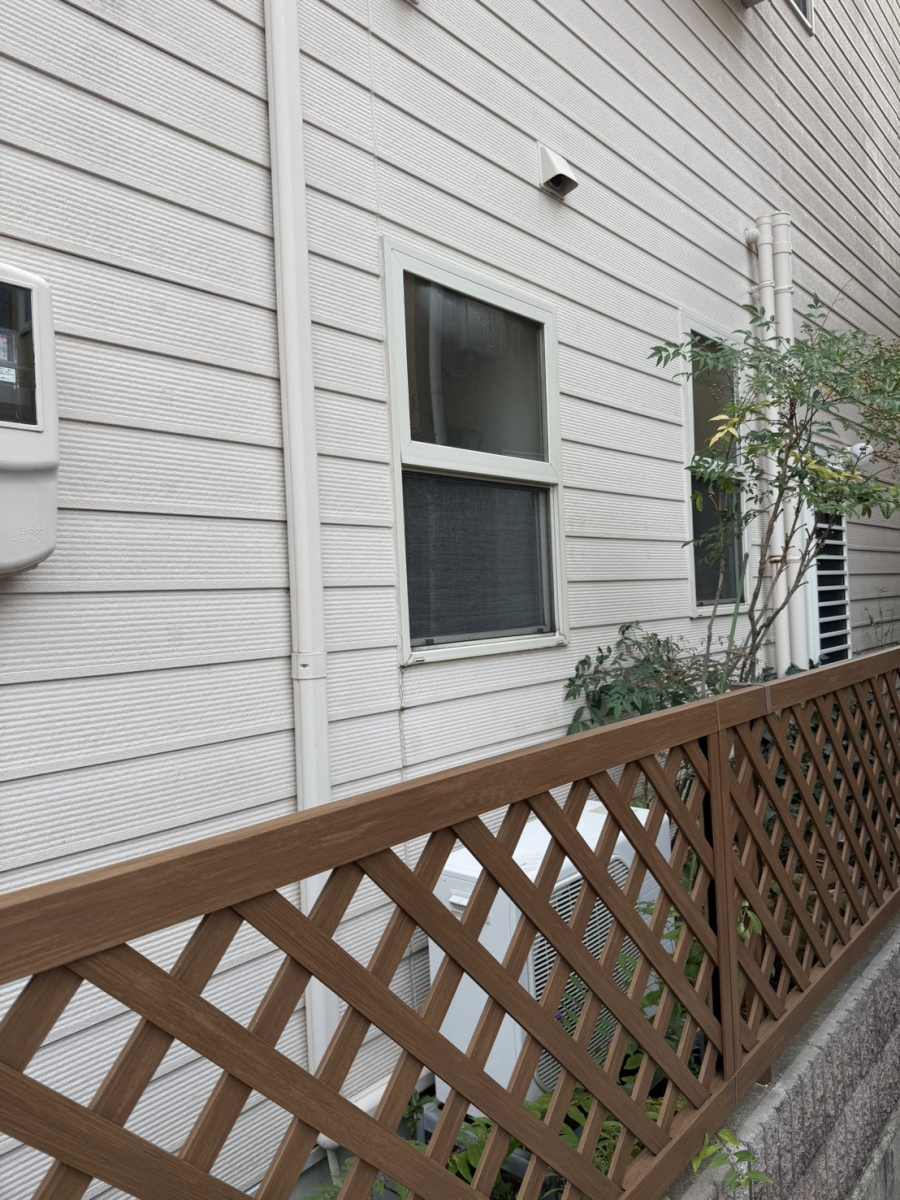 イワイの輸入住宅の窓を国内メーカーの樹脂窓へ半日リフォーム｜真空トリプルガラスで断熱性UP！【福井・敦賀】の施工前の写真1