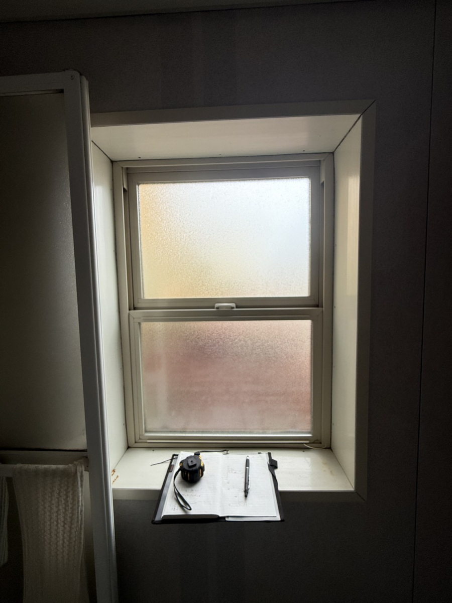 イワイの輸入住宅の窓を国内メーカーの樹脂窓へ半日リフォーム｜真空トリプルガラスで断熱性UP！【福井・敦賀】の施工前の写真2