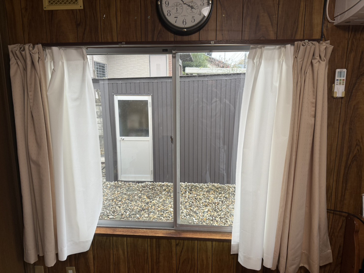 イワイの福井市で内窓インプラス施工｜ピアノの防音・ワンちゃんの声対策・結露改善まで一気に解決！の施工前の写真1