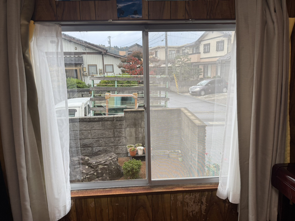 イワイの福井市で内窓インプラス施工｜ピアノの防音・ワンちゃんの声対策・結露改善まで一気に解決！の施工前の写真2