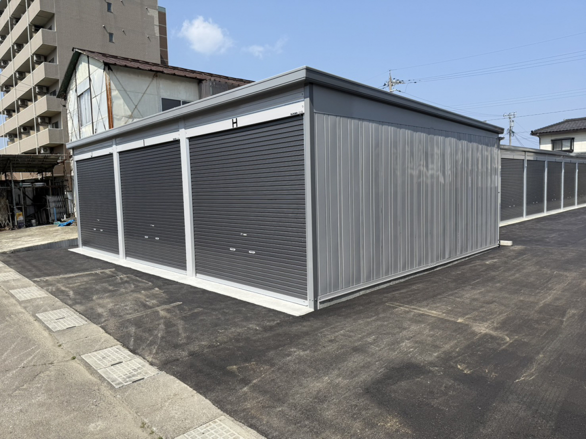 イワイの空き地を有効活用！10棟の貸しガレージを設置しました｜確認申請から組立まで一貫対応の施工後の写真1