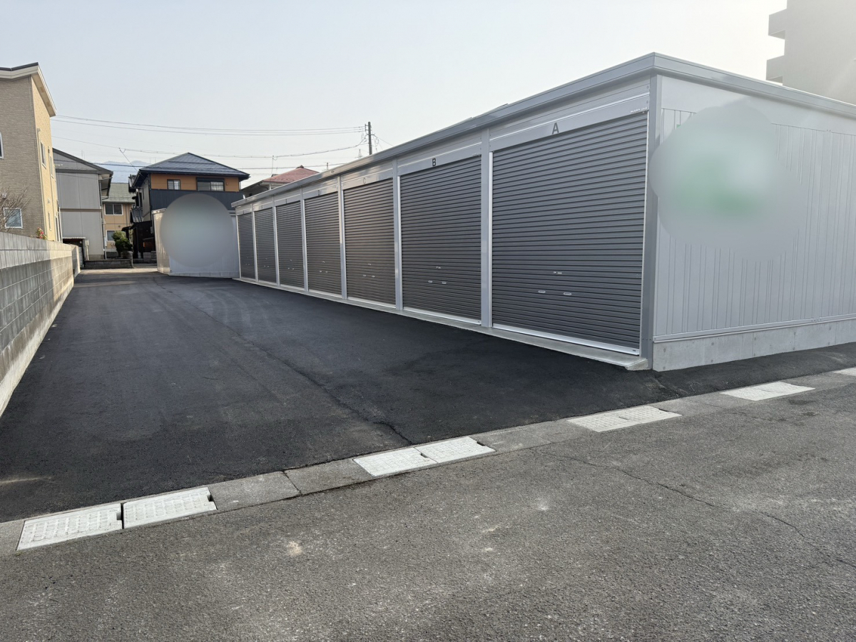 イワイの空き地を有効活用！10棟の貸しガレージを設置しました｜確認申請から組立まで一貫対応の施工後の写真2