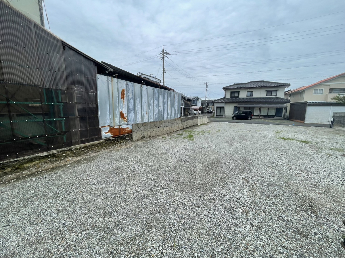 イワイの空き地を有効活用！10棟の貸しガレージを設置しました｜確認申請から組立まで一貫対応の施工前の写真1