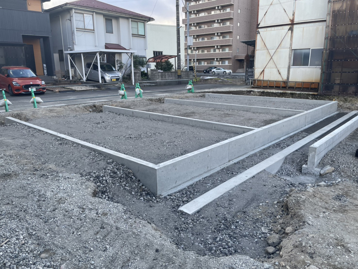 イワイの空き地を有効活用！10棟の貸しガレージを設置しました｜確認申請から組立まで一貫対応の施工前の写真2