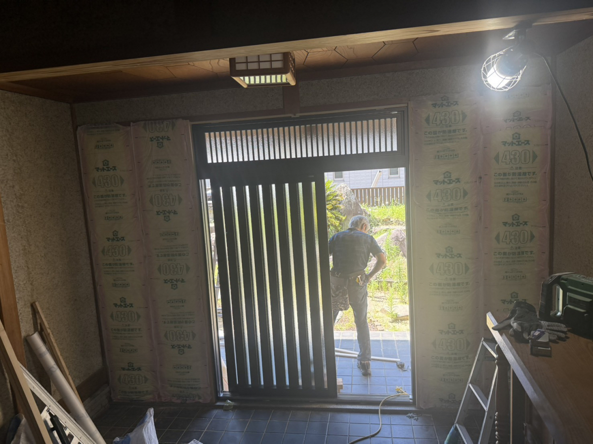 イワイの古民家の寒い玄関を断熱リフォーム！焼杉×高断熱引戸であたたかく生まれ変わりました（敦賀市）の施工後の写真1