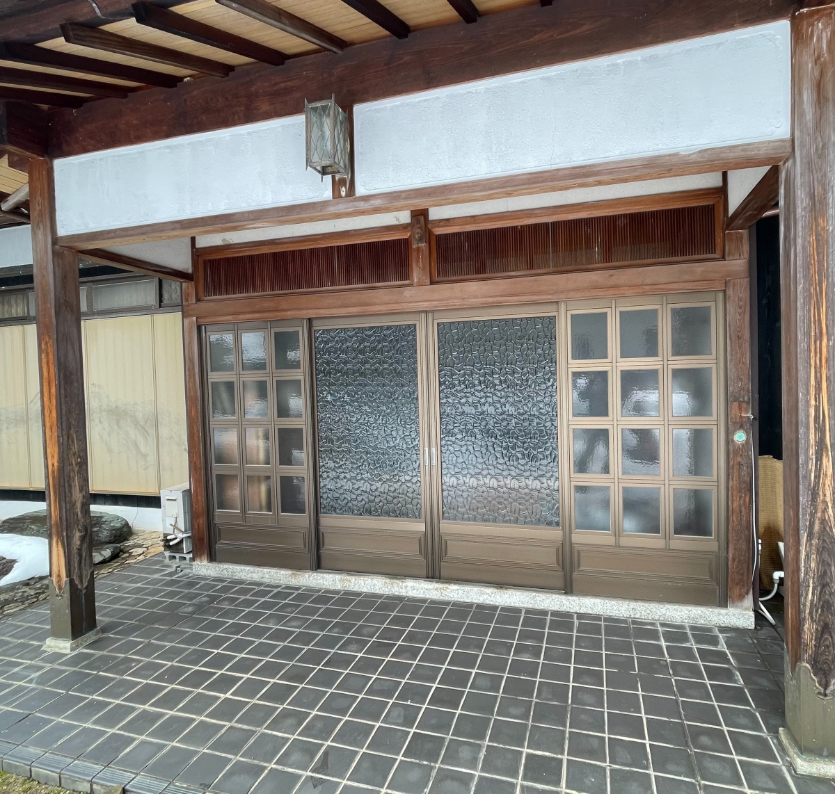 イワイの古民家の寒い玄関を断熱リフォーム！焼杉×高断熱引戸であたたかく生まれ変わりました（敦賀市）の施工前の写真1