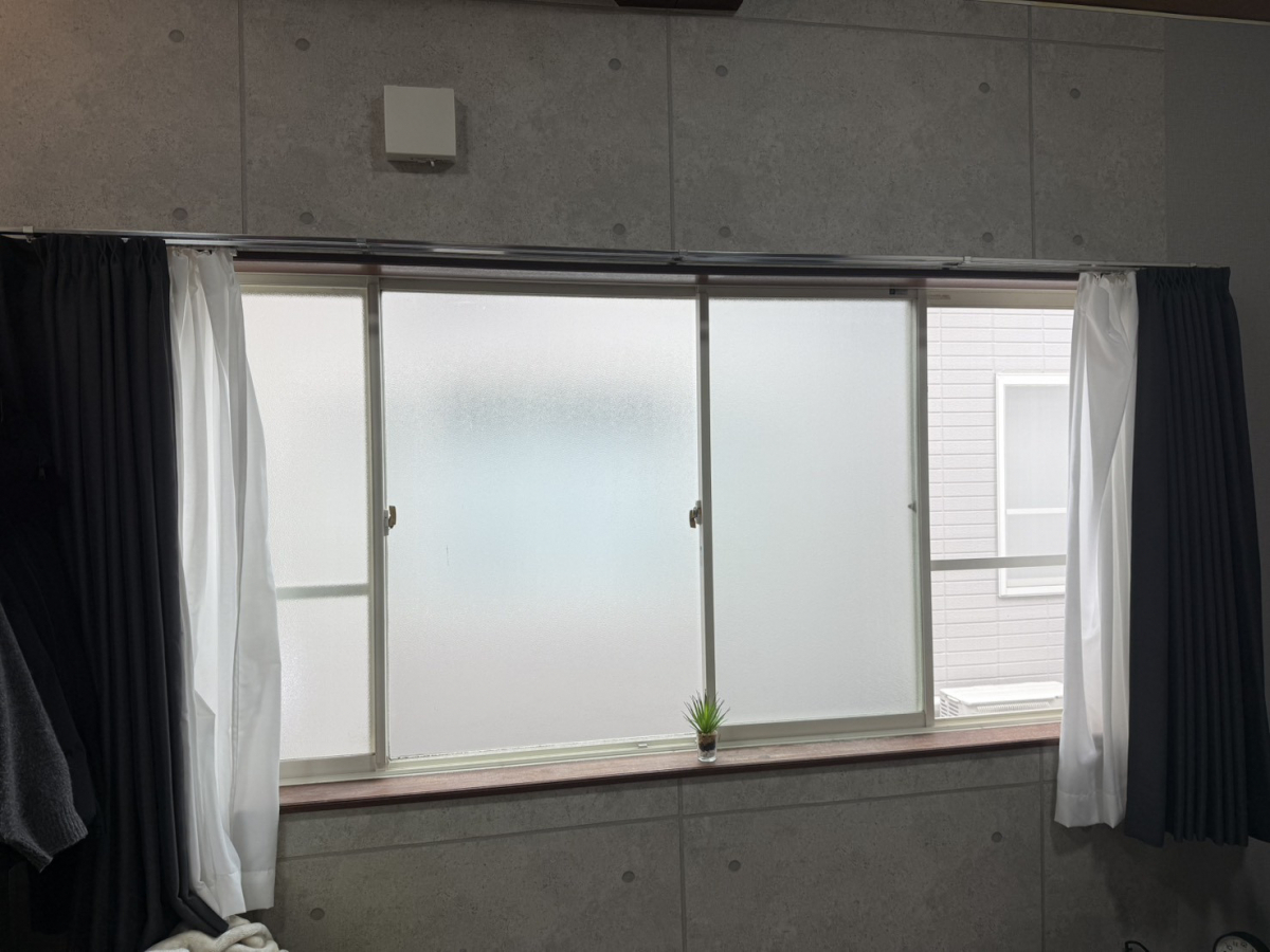 イワイの3枚建サッシに内窓インプラスを設置｜みぞれの日でも実感できた“結露ゼロ”の効果【敦賀市】の施工前の写真1