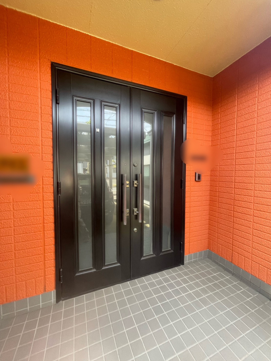 イワイの【敦賀市】玄関ドアを1日でリフォーム！カバー工法で安心の鍵交換の施工前の写真1