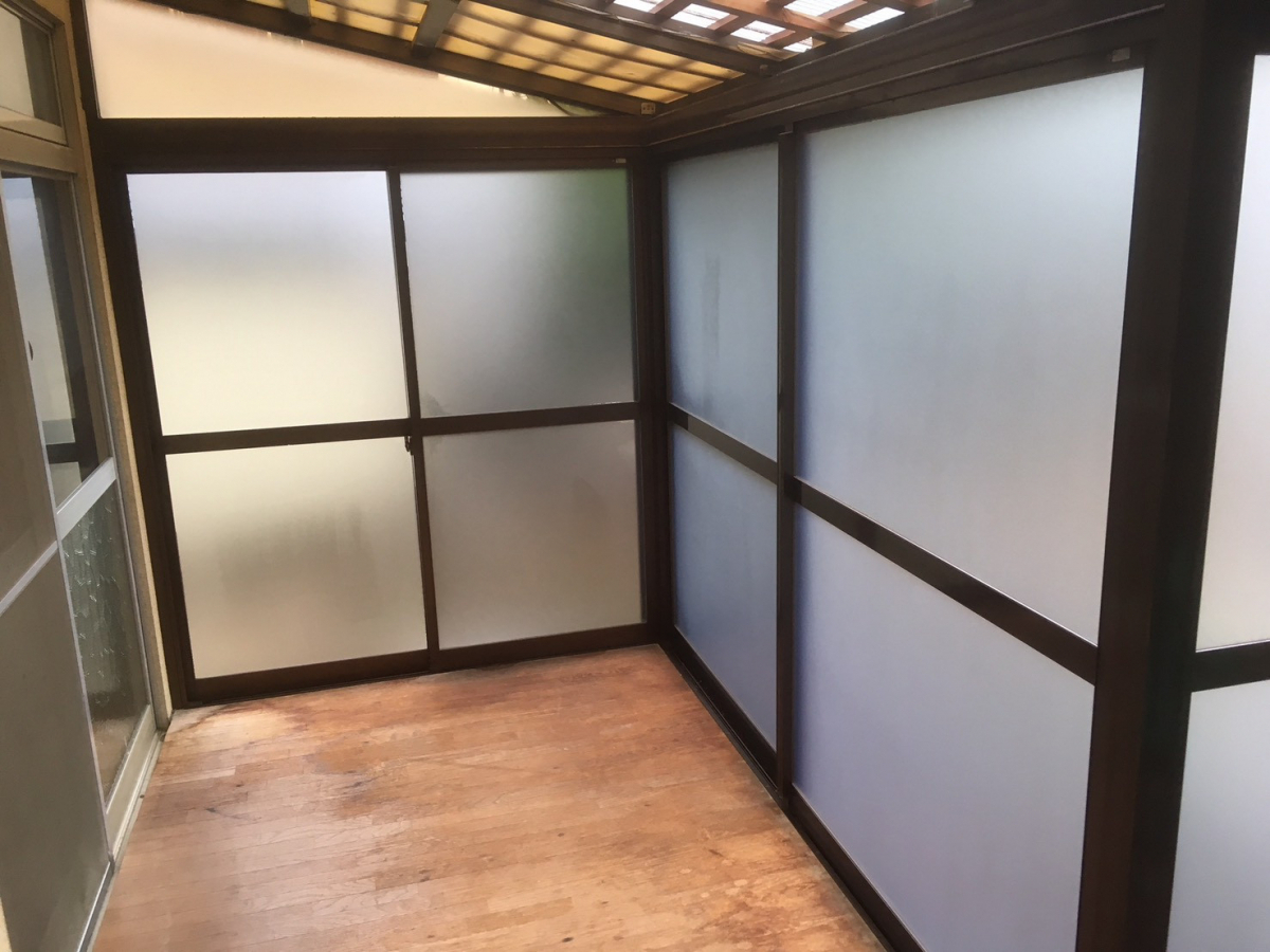 イワイの「透明ガラスのサンルームを目隠し仕様に。洗濯物が安心して干せる“窓フィルム施工”」の施工後の写真1