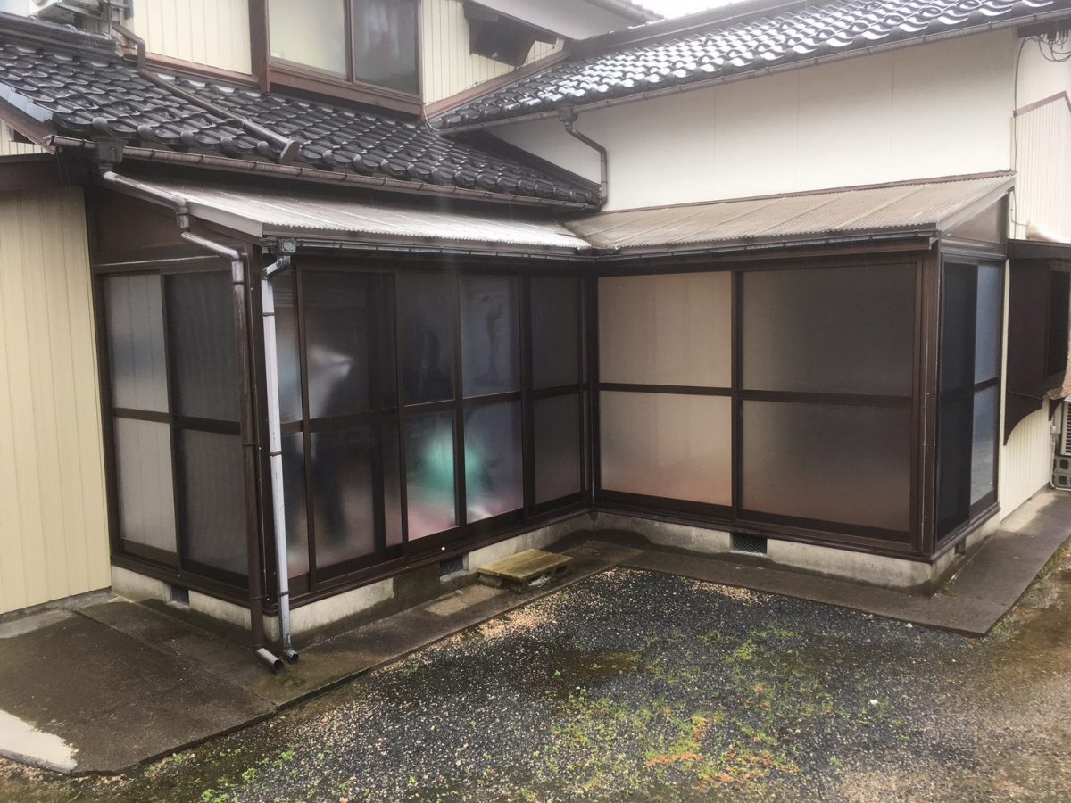 イワイの「透明ガラスのサンルームを目隠し仕様に。洗濯物が安心して干せる“窓フィルム施工”」の施工後の写真2