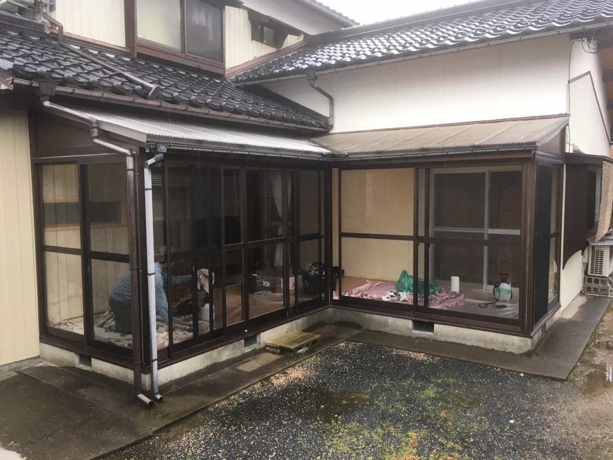 イワイの「透明ガラスのサンルームを目隠し仕様に。洗濯物が安心して干せる“窓フィルム施工”」の施工前の写真1