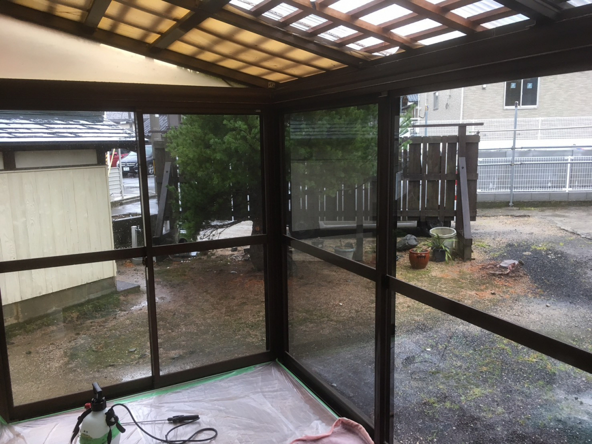 イワイの「透明ガラスのサンルームを目隠し仕様に。洗濯物が安心して干せる“窓フィルム施工”」の施工前の写真2
