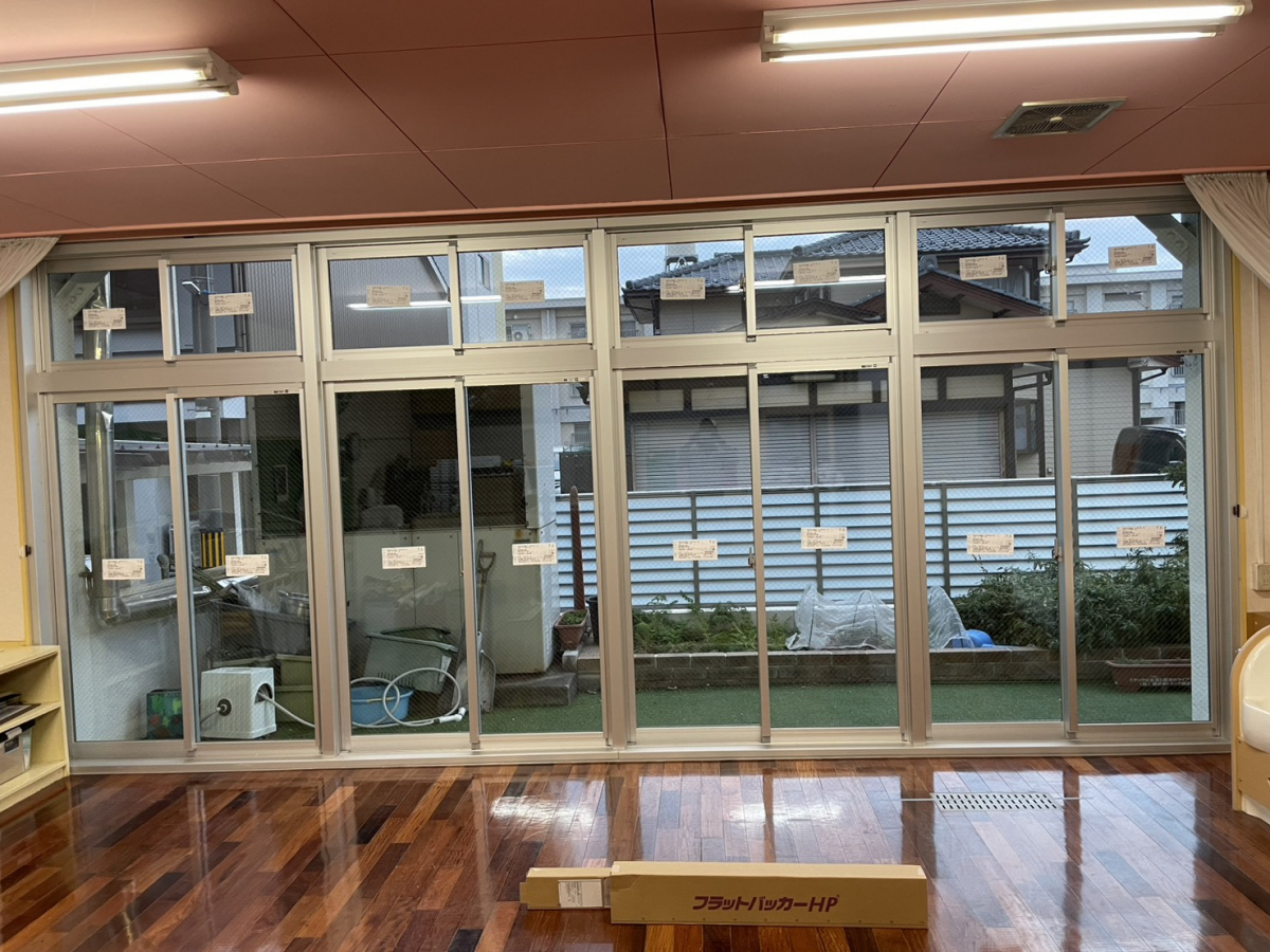 イワイの古い幼稚園の窓を50年ぶりにリニューアル！防火サッシ＆Low-Eペアガラスで快適な園舎への施工後の写真2