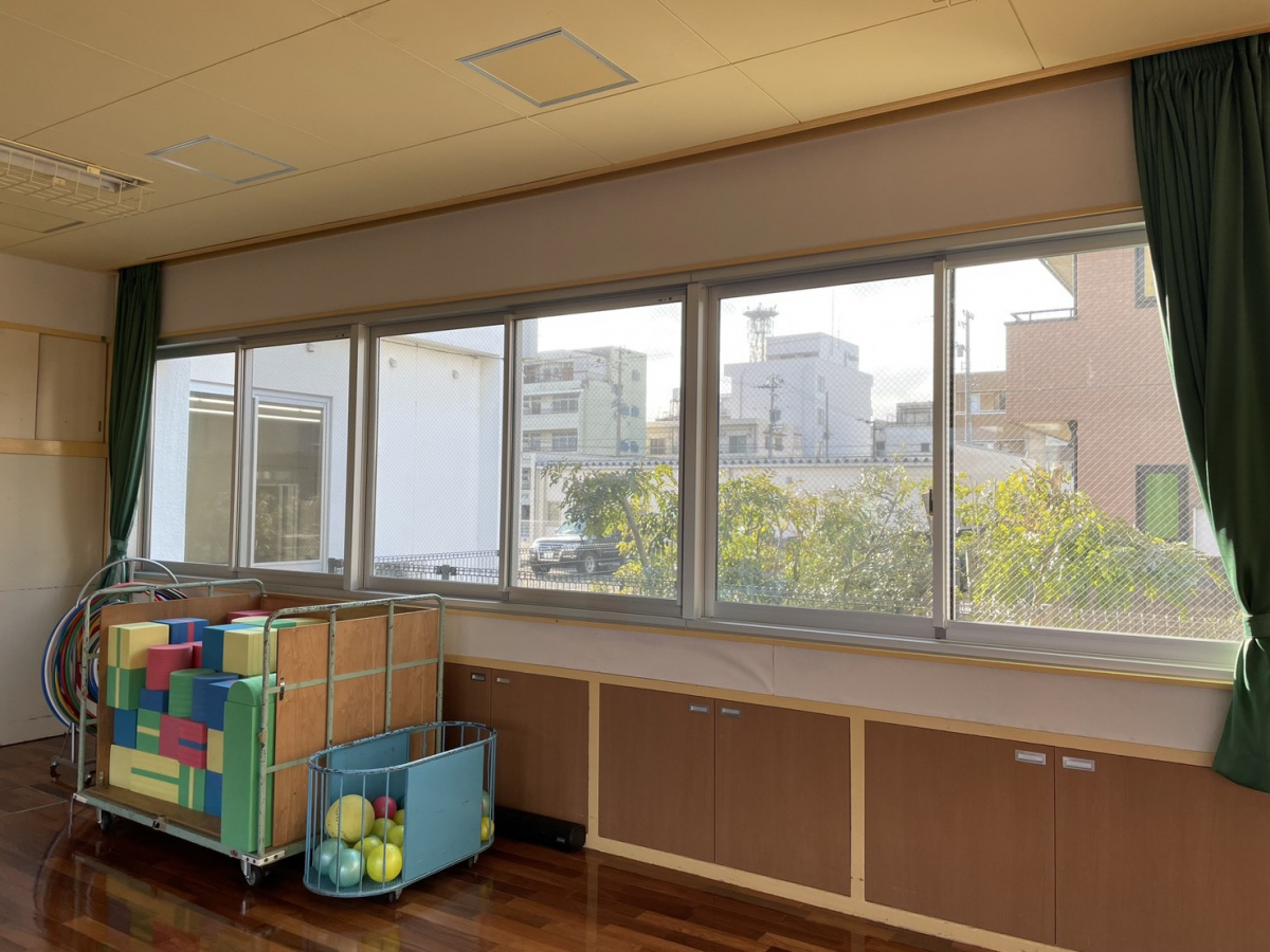 イワイの古い幼稚園の窓を50年ぶりにリニューアル！防火サッシ＆Low-Eペアガラスで快適な園舎への施工後の写真3