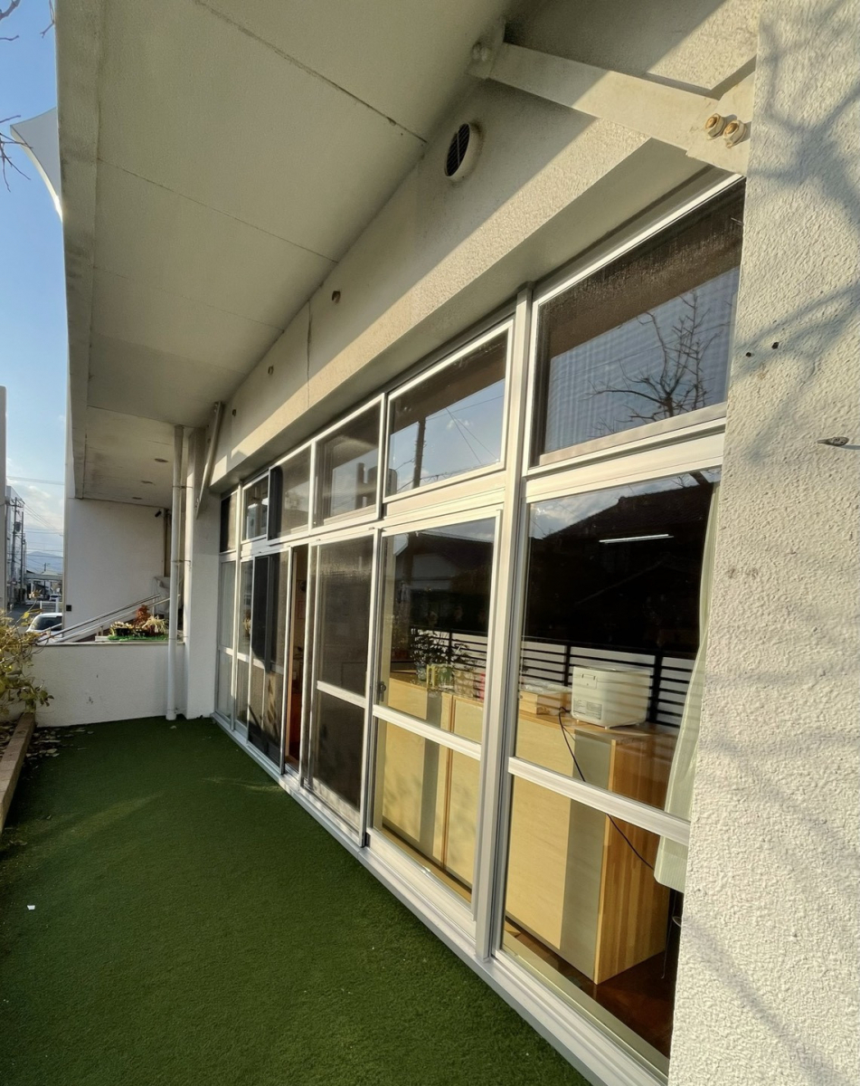 イワイの古い幼稚園の窓を50年ぶりにリニューアル！防火サッシ＆Low-Eペアガラスで快適な園舎への施工前の写真1