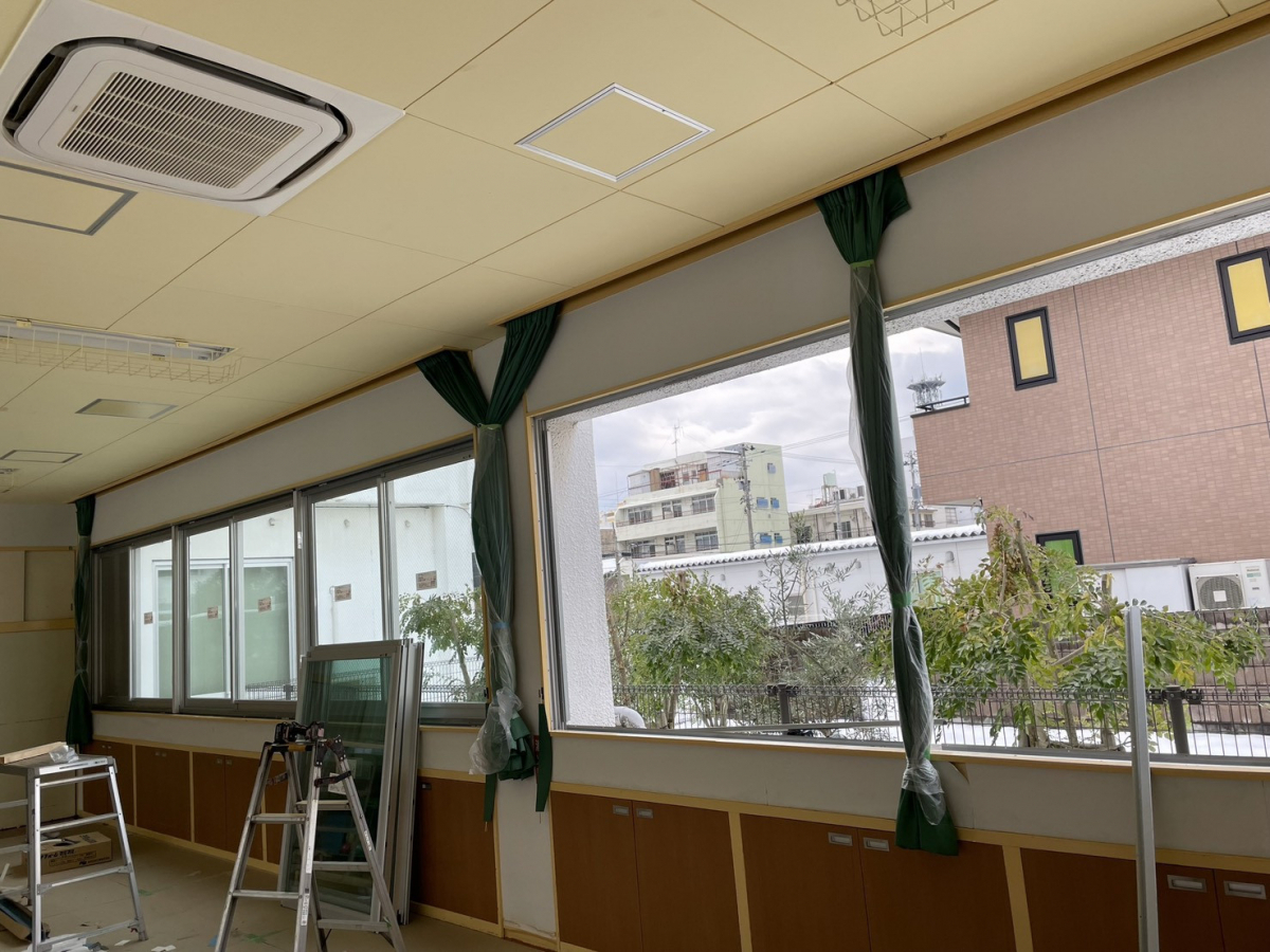 イワイの古い幼稚園の窓を50年ぶりにリニューアル！防火サッシ＆Low-Eペアガラスで快適な園舎への施工前の写真3