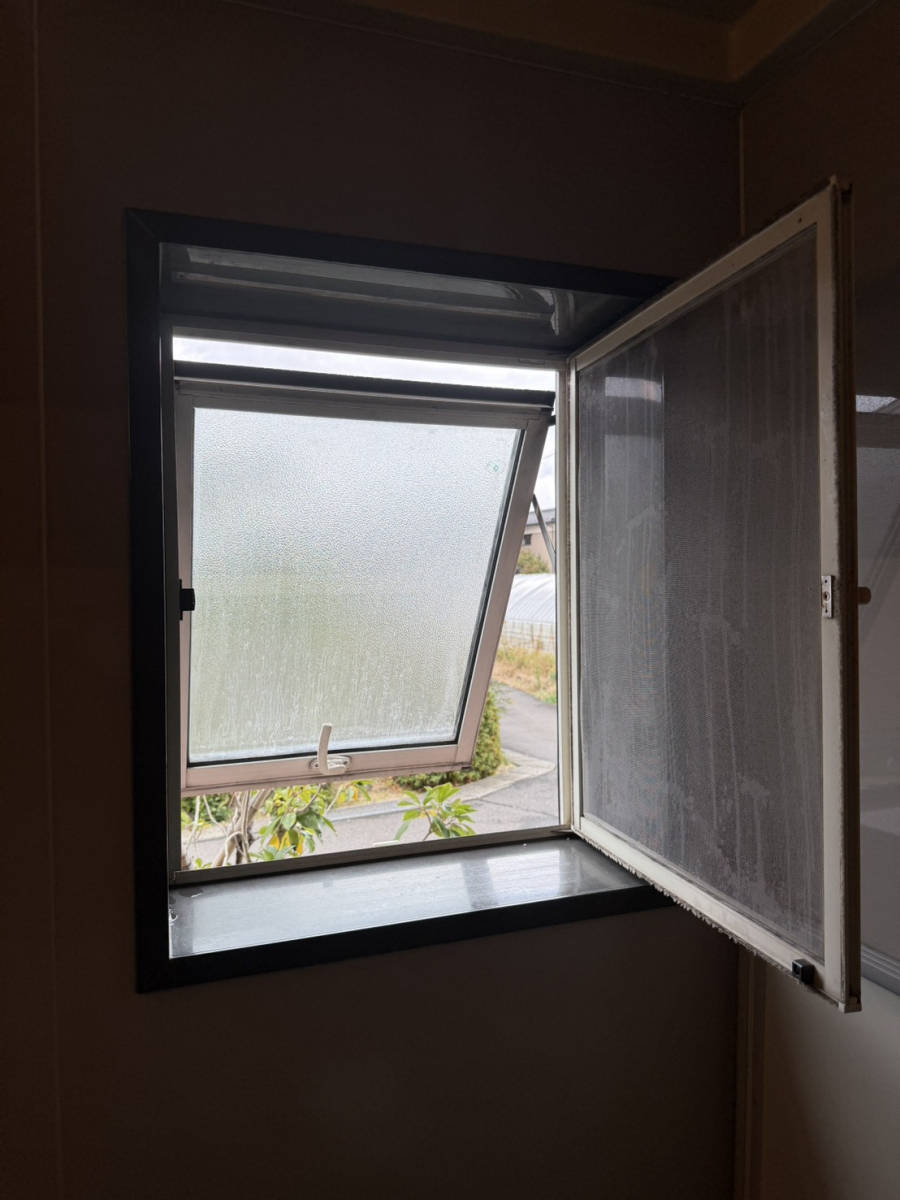 イワイの浴室の寒さ対策は窓から｜樹脂窓×真空トリプルガラスでヒートショック対策【先進的窓リノベ2025採択】の施工前の写真1
