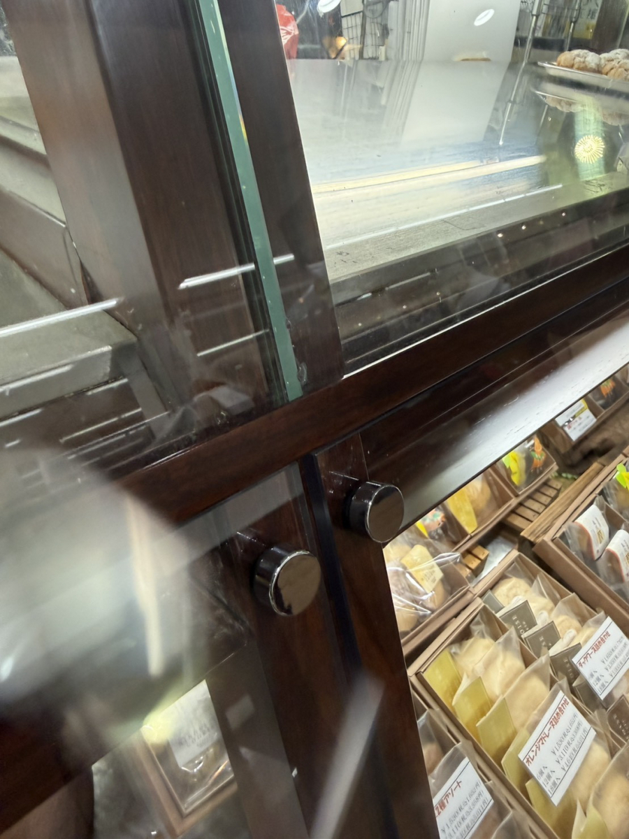 イワイのショーケースの割れ対策に｜鯖江市で耐擦傷性カーボグラスへガラス交換の施工後の写真1