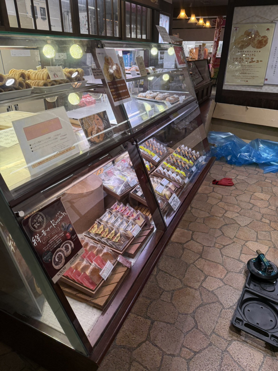 イワイのショーケースの割れ対策に｜鯖江市で耐擦傷性カーボグラスへガラス交換の施工前の写真1