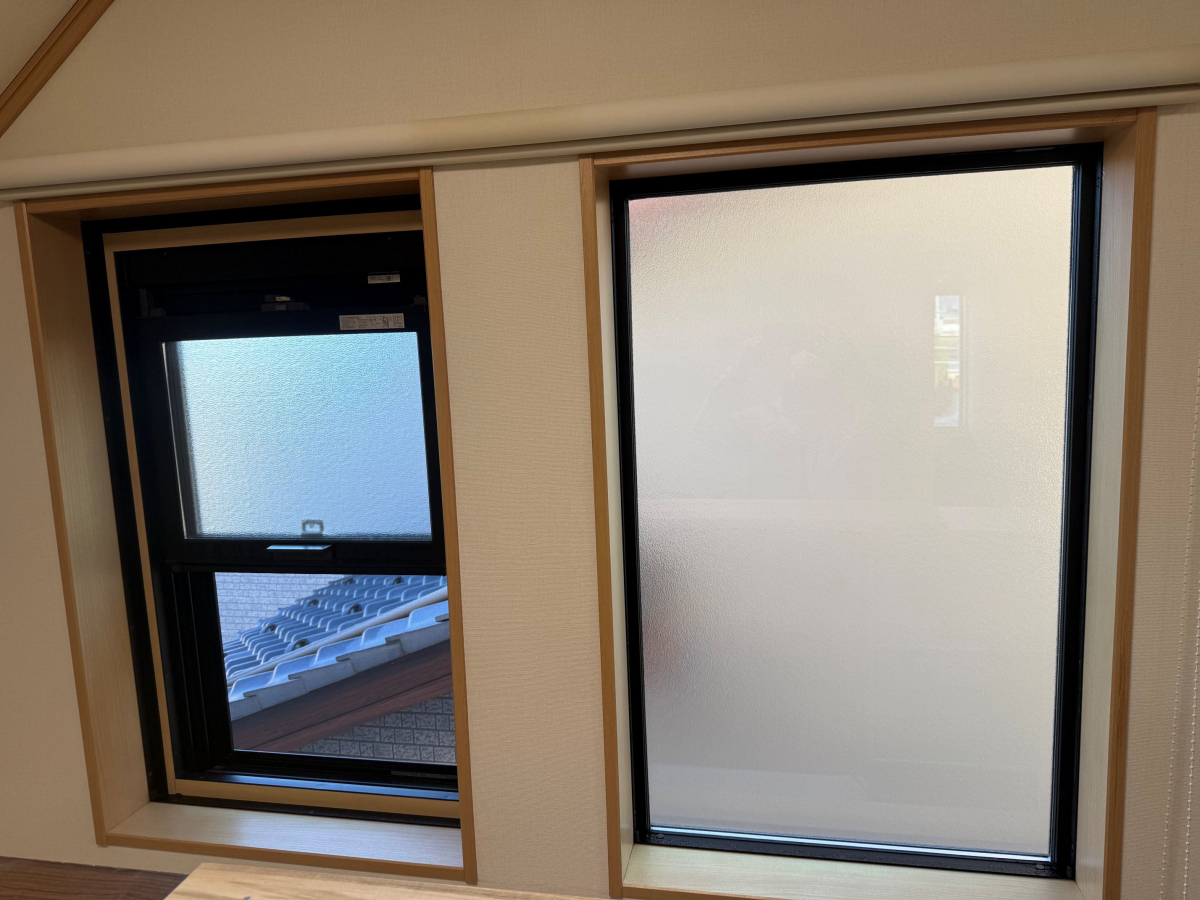 イワイの【2026年も補助金継続】冷気を感じる窓に内窓インプラス｜上げ下げ窓・FIX窓の断熱リフォーム事例の施工前の写真1