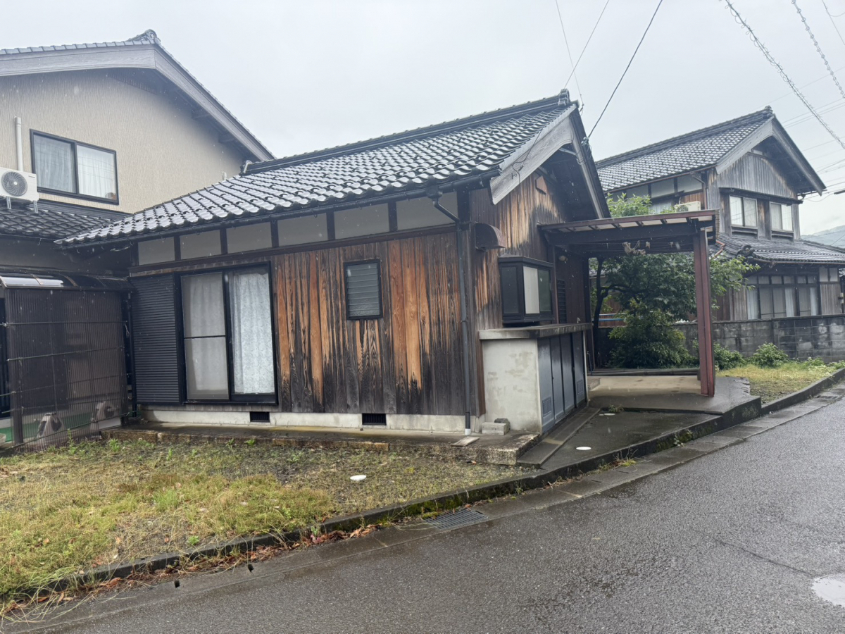 イワイの三方上中郡若狭町｜雪国であったら助かるカーポート。2台用＋1台用施工の施工前の写真1