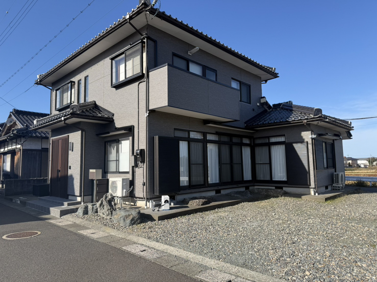 イワイの【美浜町で外壁カバー工法】雨漏れと色あせを一気に解決｜内窓工事から続くご縁の外壁リフォームの施工後の写真1