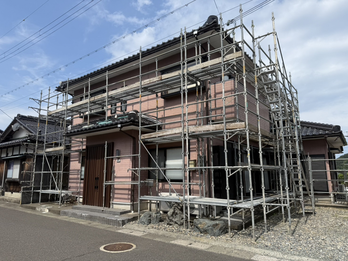 イワイの【美浜町で外壁カバー工法】雨漏れと色あせを一気に解決｜内窓工事から続くご縁の外壁リフォームの施工前の写真1