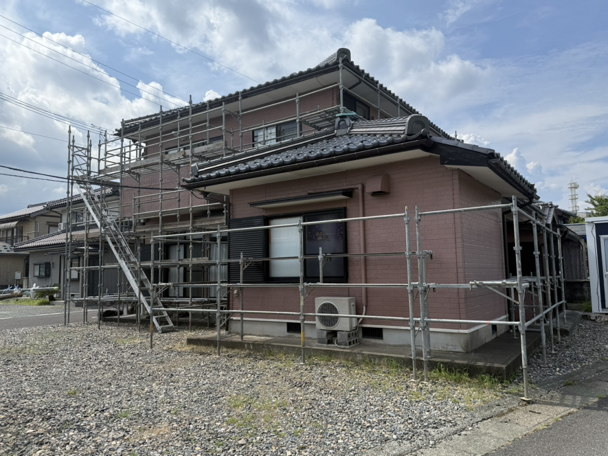 イワイの【美浜町で外壁カバー工法】雨漏れと色あせを一気に解決｜内窓工事から続くご縁の外壁リフォームの施工前の写真2