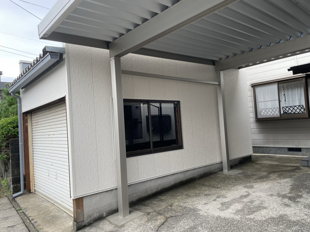 イワイの車庫の外壁リフォーム＋アルミカーポート設置｜冬の除雪がラクになる駐車スペース改修【敦賀市】の施工後の写真1