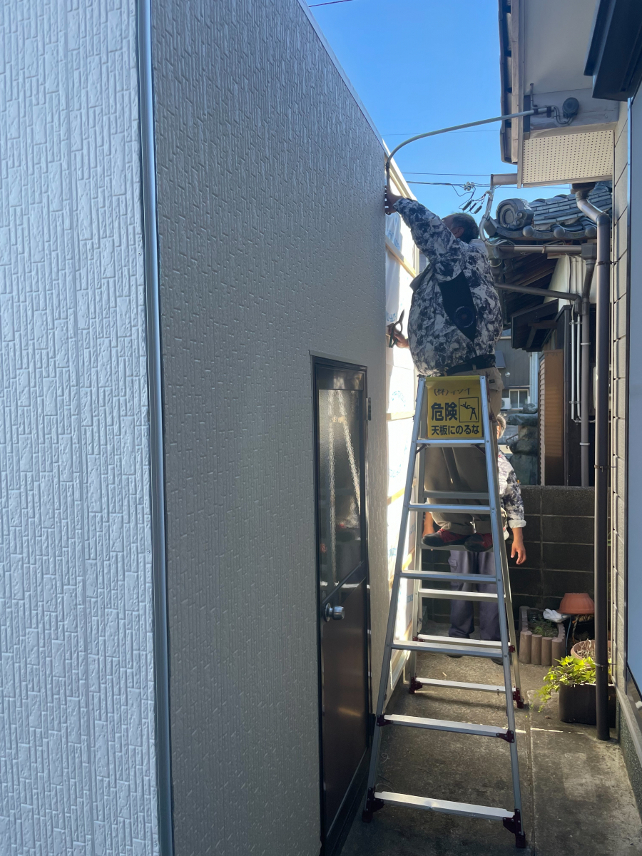 イワイの車庫の外壁リフォーム＋アルミカーポート設置｜冬の除雪がラクになる駐車スペース改修【敦賀市】の施工後の写真2