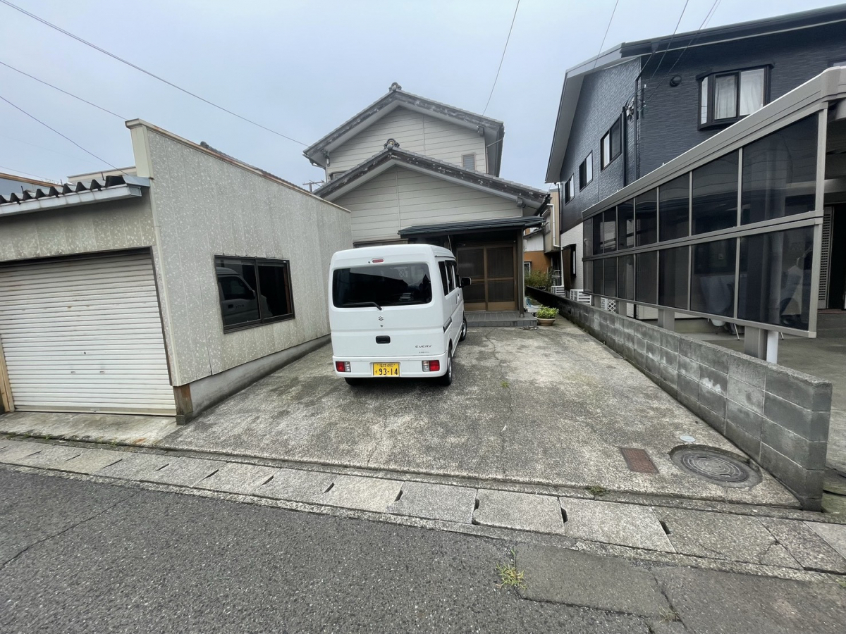 イワイの車庫の外壁リフォーム＋アルミカーポート設置｜冬の除雪がラクになる駐車スペース改修【敦賀市】の施工前の写真1