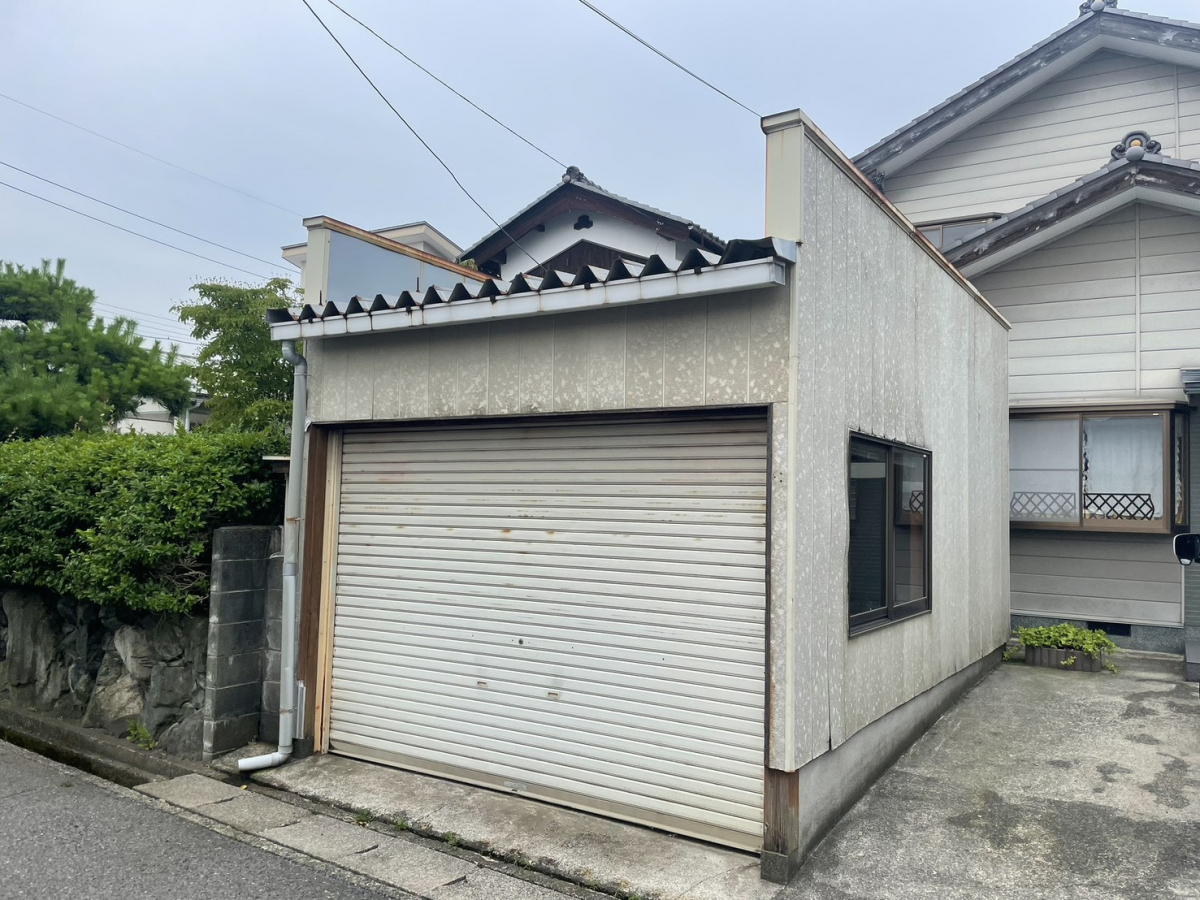 イワイの車庫の外壁リフォーム＋アルミカーポート設置｜冬の除雪がラクになる駐車スペース改修【敦賀市】の施工前の写真2