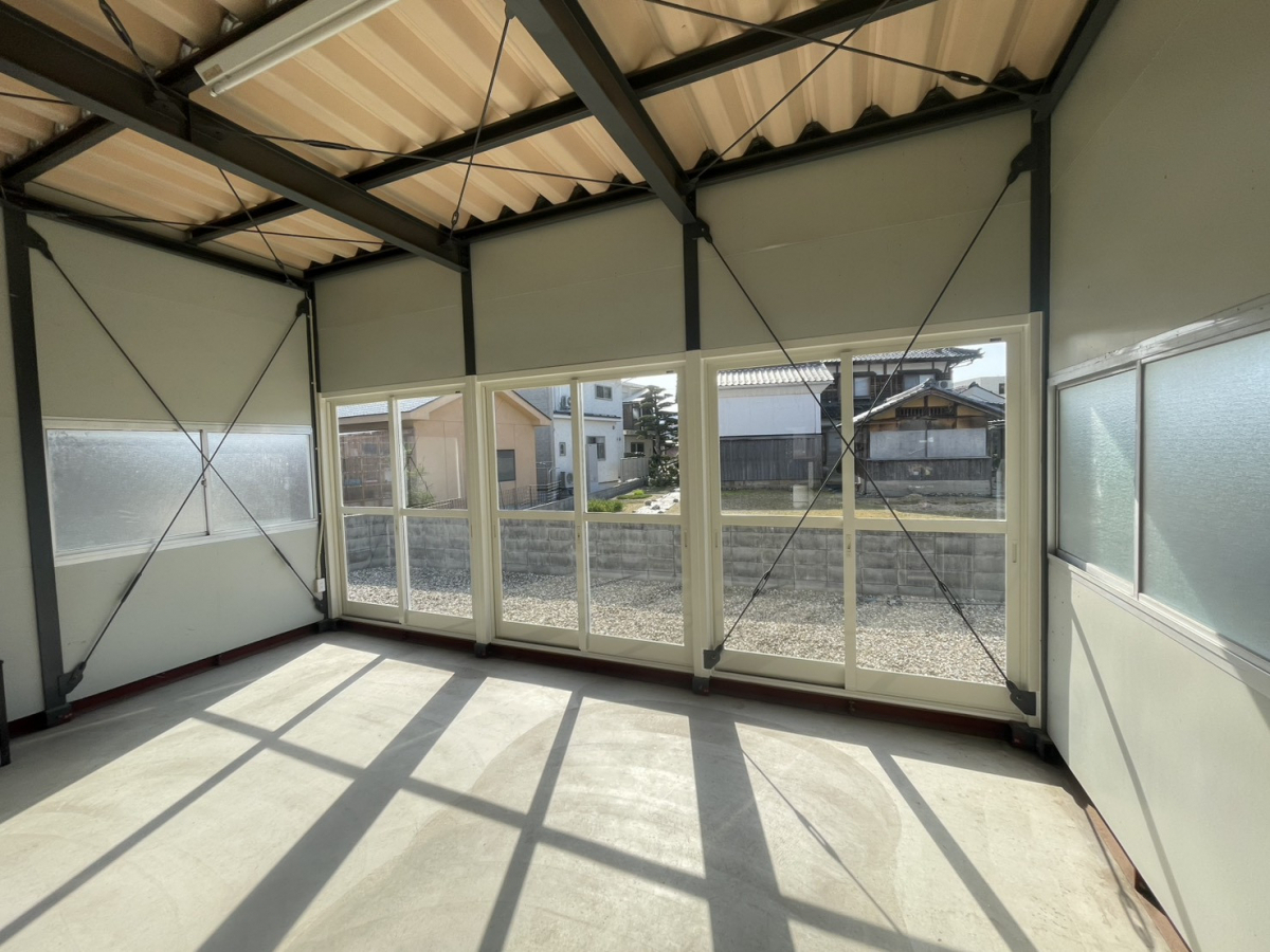 イワイの物置だったプレハブ倉庫が植物のための明るい温室に｜外壁改修＋掃き出しサッシ取付リフォーム【敦賀市】の施工後の写真1