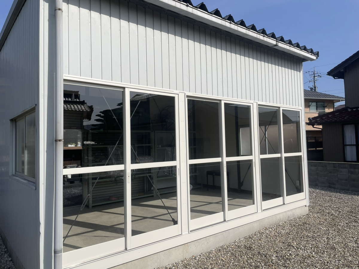イワイの物置だったプレハブ倉庫が植物のための明るい温室に｜外壁改修＋掃き出しサッシ取付リフォーム【敦賀市】の施工後の写真2