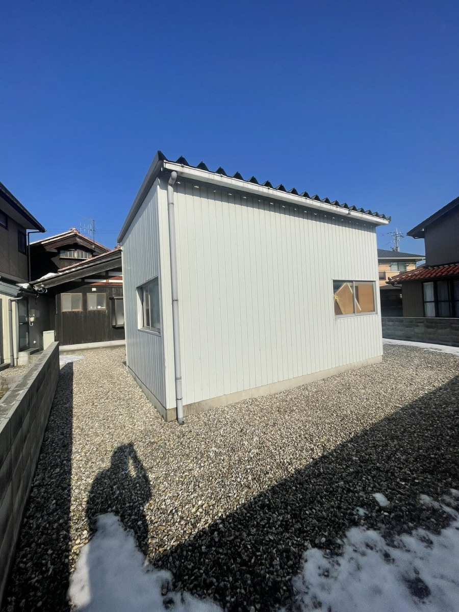 イワイの物置だったプレハブ倉庫が植物のための明るい温室に｜外壁改修＋掃き出しサッシ取付リフォーム【敦賀市】の施工前の写真1