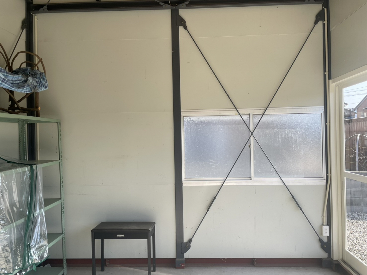 イワイの物置だったプレハブ倉庫が植物のための明るい温室に｜外壁改修＋掃き出しサッシ取付リフォーム【敦賀市】の施工前の写真2